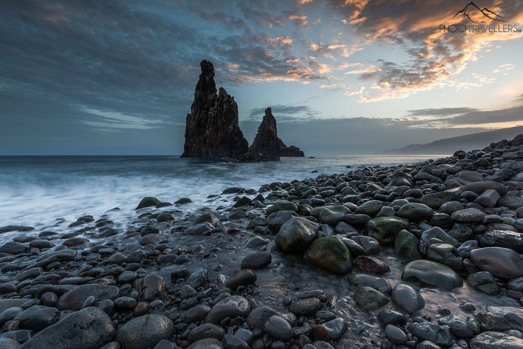 Les formations rocheuses à la plage de Ribeira da Janela à Madère