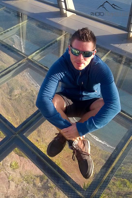Le blogueur de voyage Florian Westermann sur le sol en verre du Skywalk de Cabo Girão à Madère