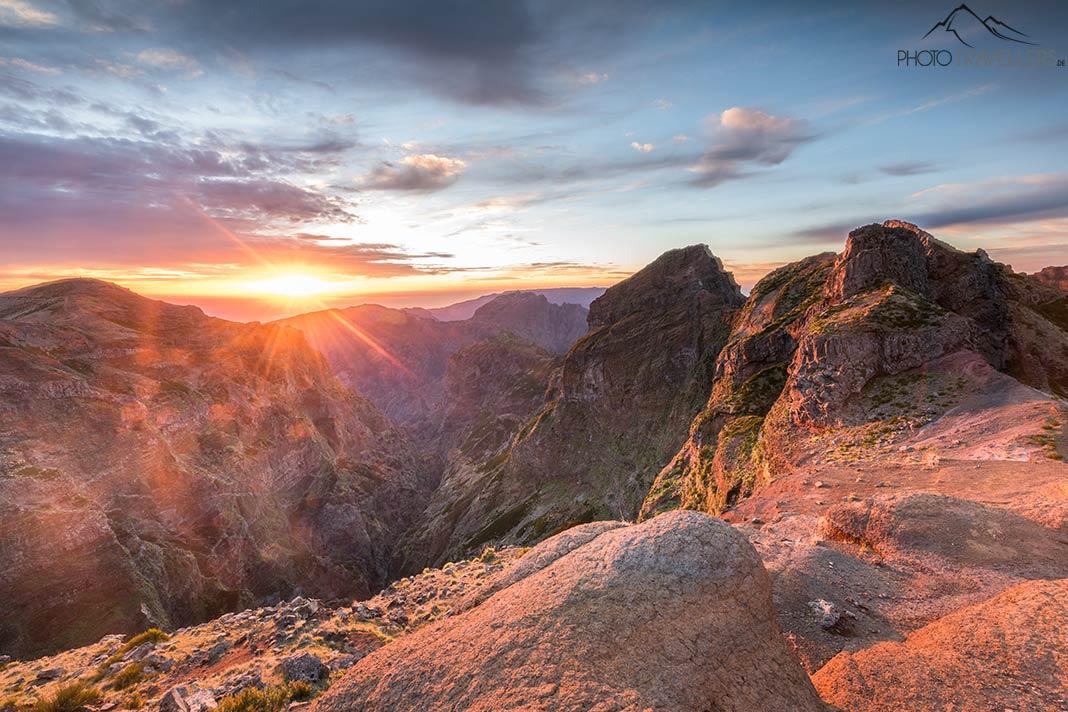 Un coucher de soleil coloré au sommet du Pico do Arieiro à Madère