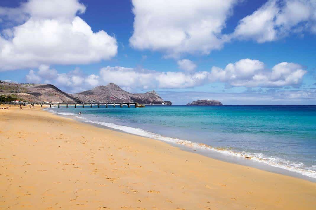 La longue plage de sable jaune sur l'île de Porto Santo