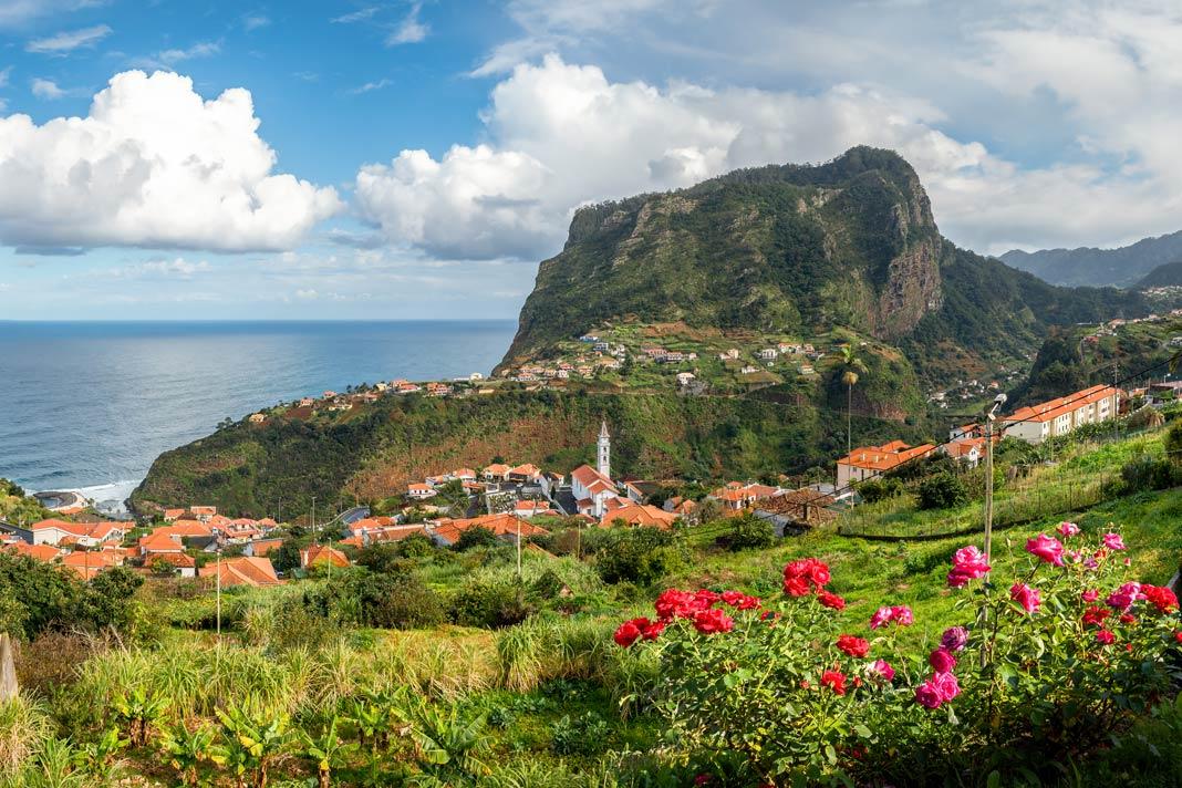Fleurs rouges, un village et le Roche de l'Aigle à Madère