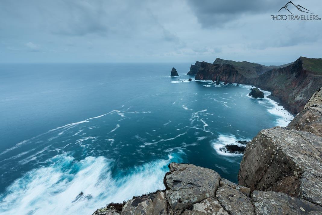 Le point de vue Ponta do Rosta à Madère avec vue sur les falaises au lever du soleil