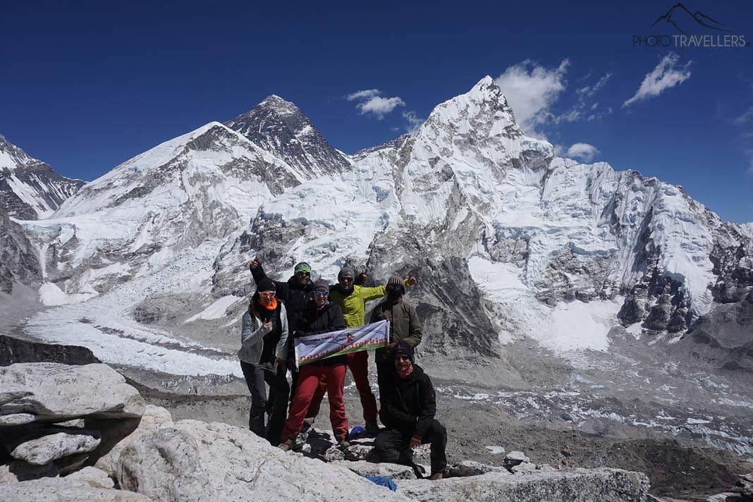 Nosso grupo de viagem no cume do Kala Patthar, ao fundo o Monte Everest e Lhotse