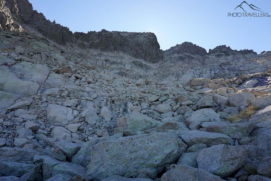 Un grand champ de cailloux sous le Monte Rotondo, par lequel la montée se fait