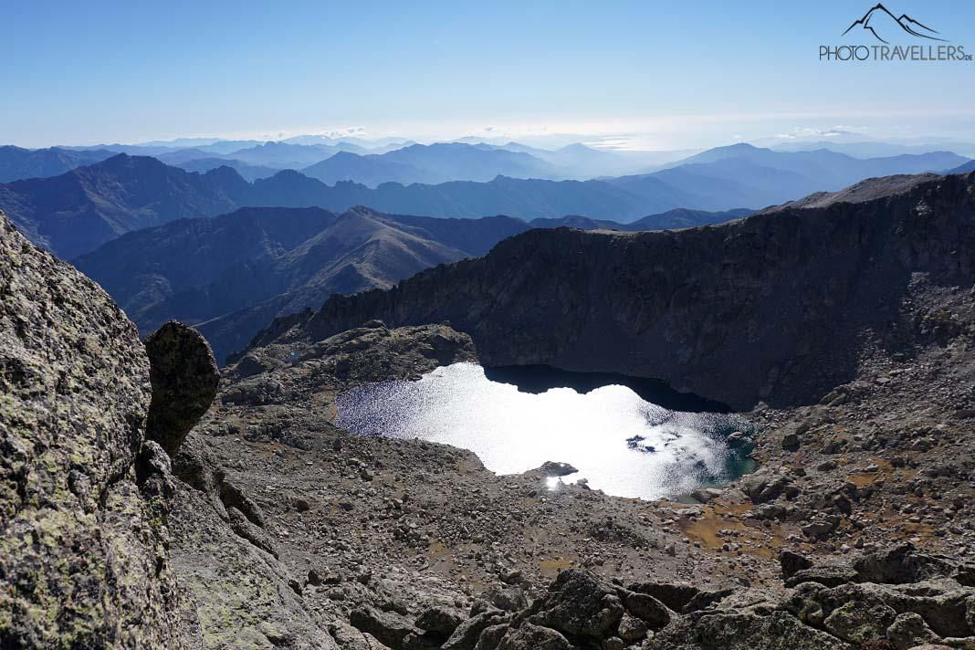 Vue du Monte Rotondo sur le lac de Bastan, en arrière-plan des montagnes
