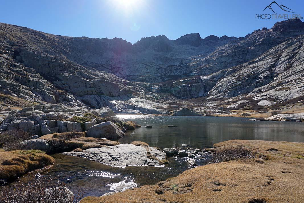 Le lac de l'Orient sous le soleil, avec en arrière-plan le Monte Rotondo