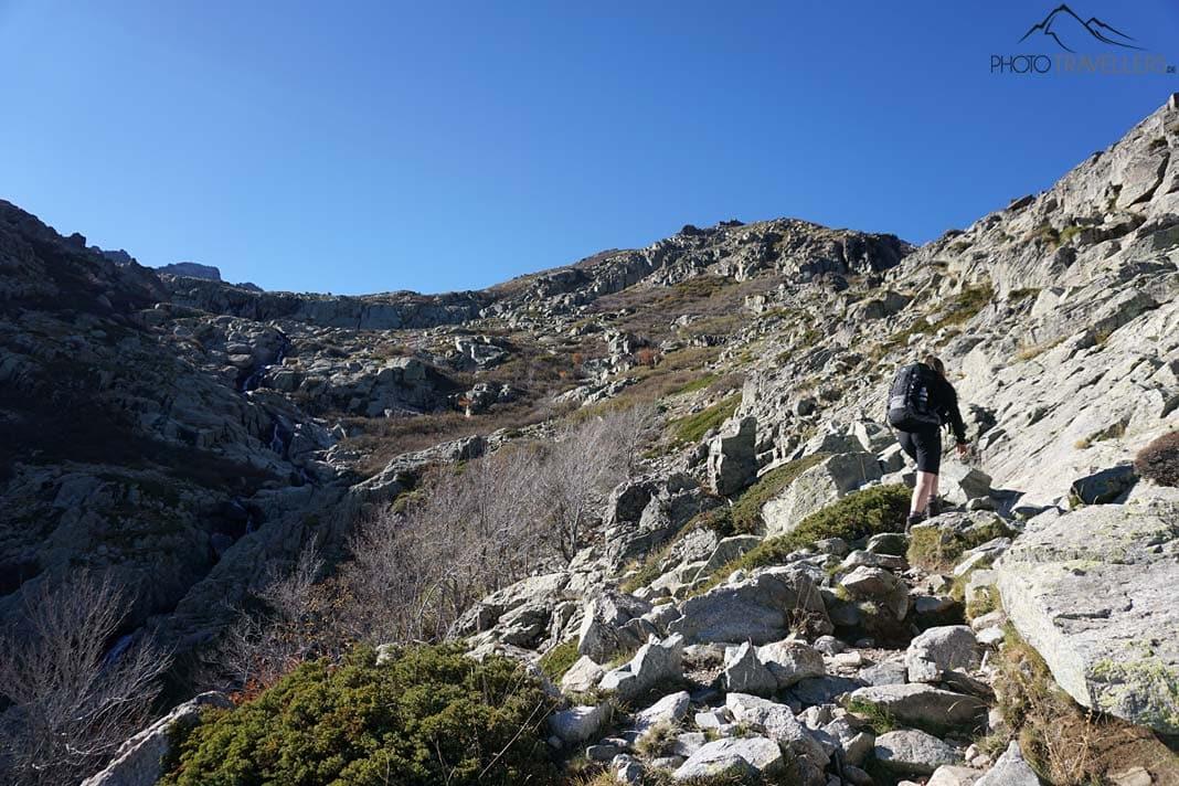 Blogueuse voyage Biggi Bauer sur un sentier rocailleux menant vers le Monte Rotondo
