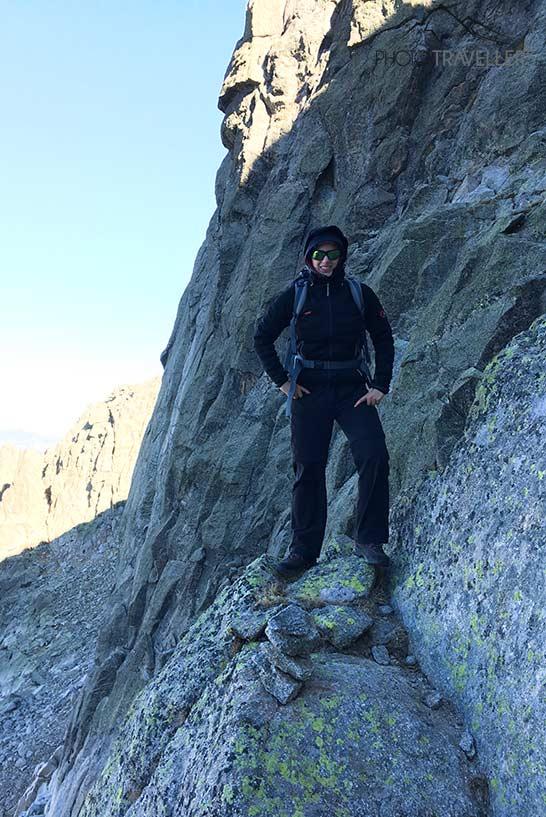 Blogueuse voyage Biggi Bauer sur une marche de pierre sous le Monte Rotondo
