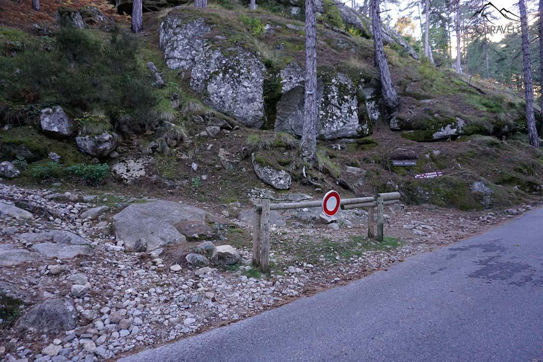 Une barrière à côté de la route est le point de départ de la randonnée au Monte Rotondo