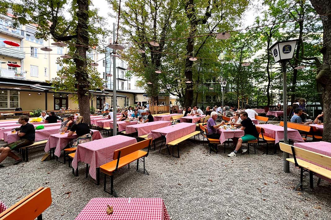 El biergarten de la cervecería Max Emanuel