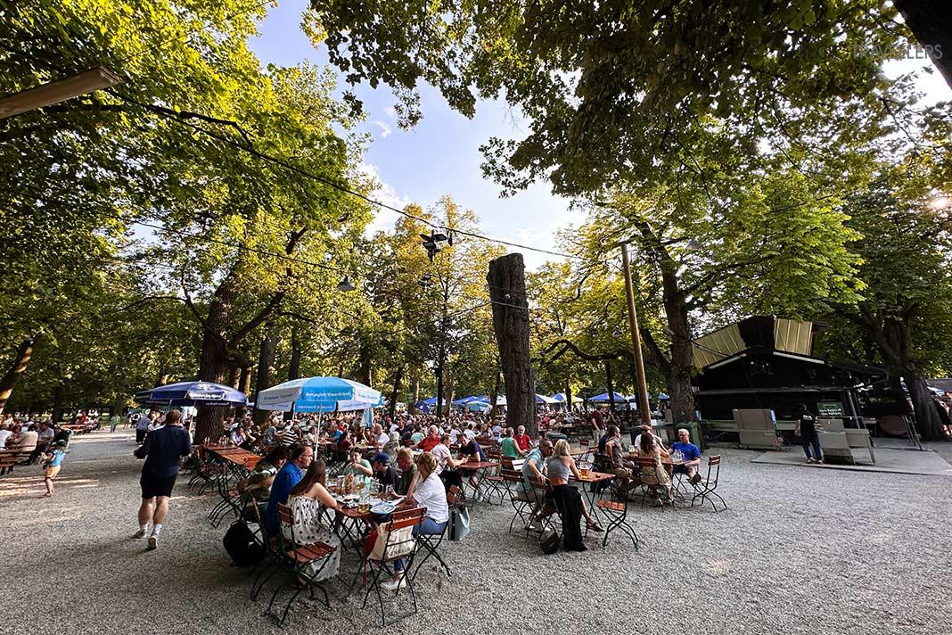 Visitantes en mesas en el Königlicher Hirschgarten en Múnich