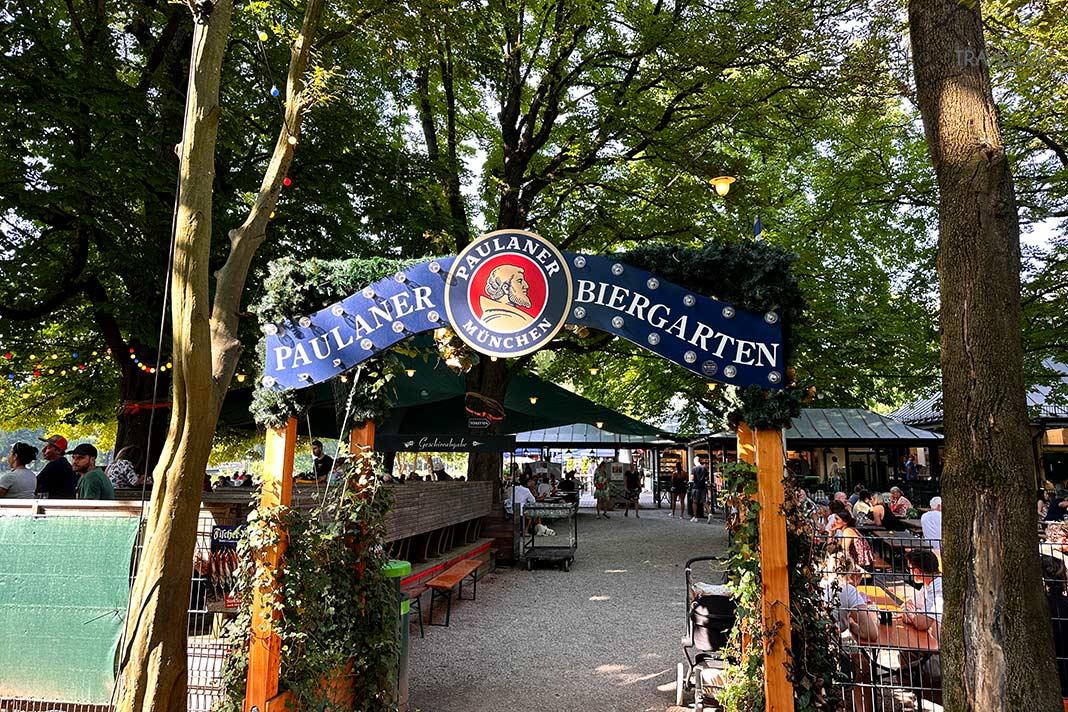 La entrada al biergarten en Seehaus en el Jardín Inglés
