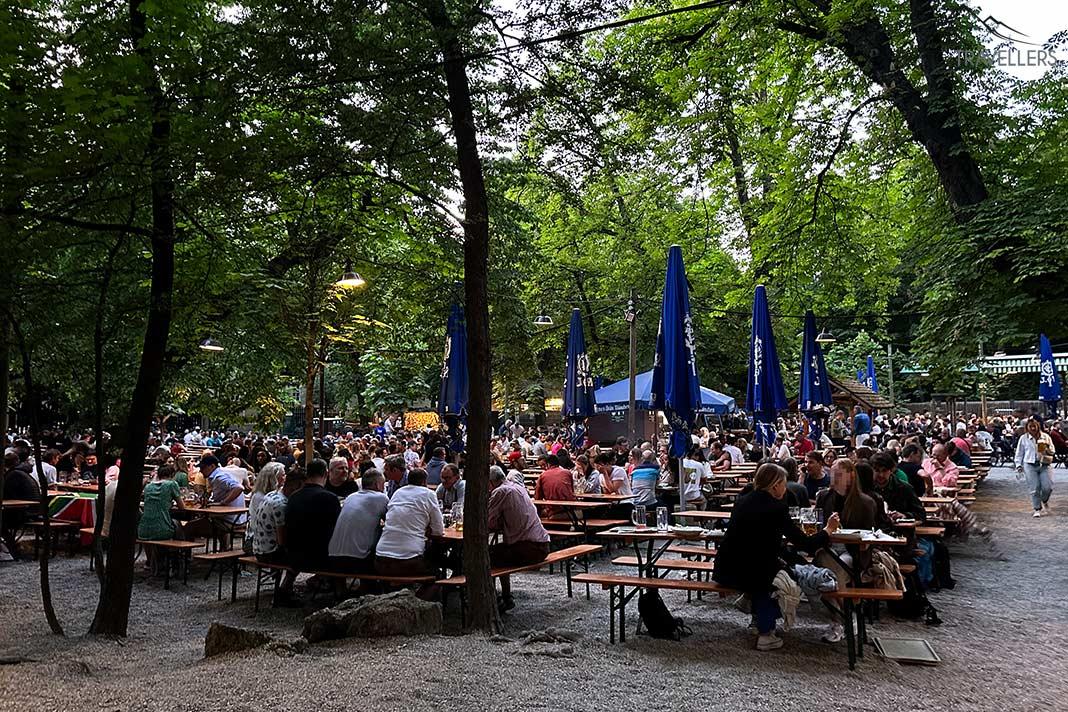 Cientos de visitantes sentados bajo los árboles en el biergarten del Augustiner Keller en Múnich