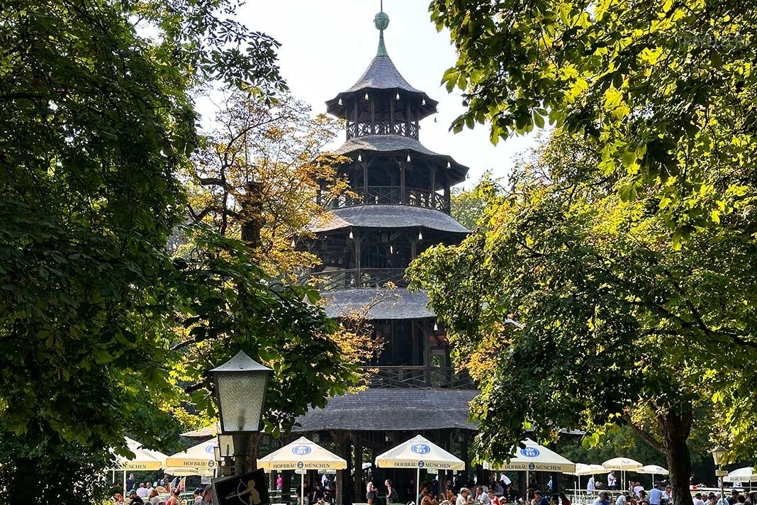 El biergarten en la Torre China en Múnich