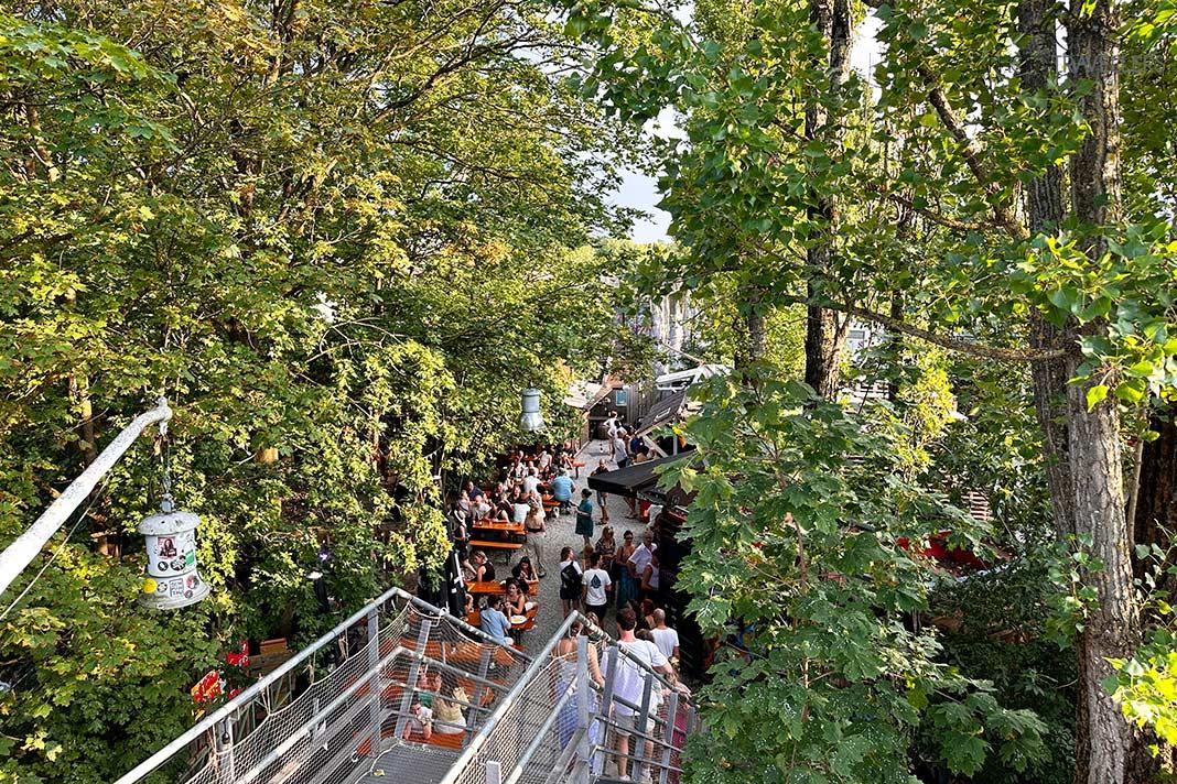 La vista desde arriba del hermoso biergarten de la Alte Utting