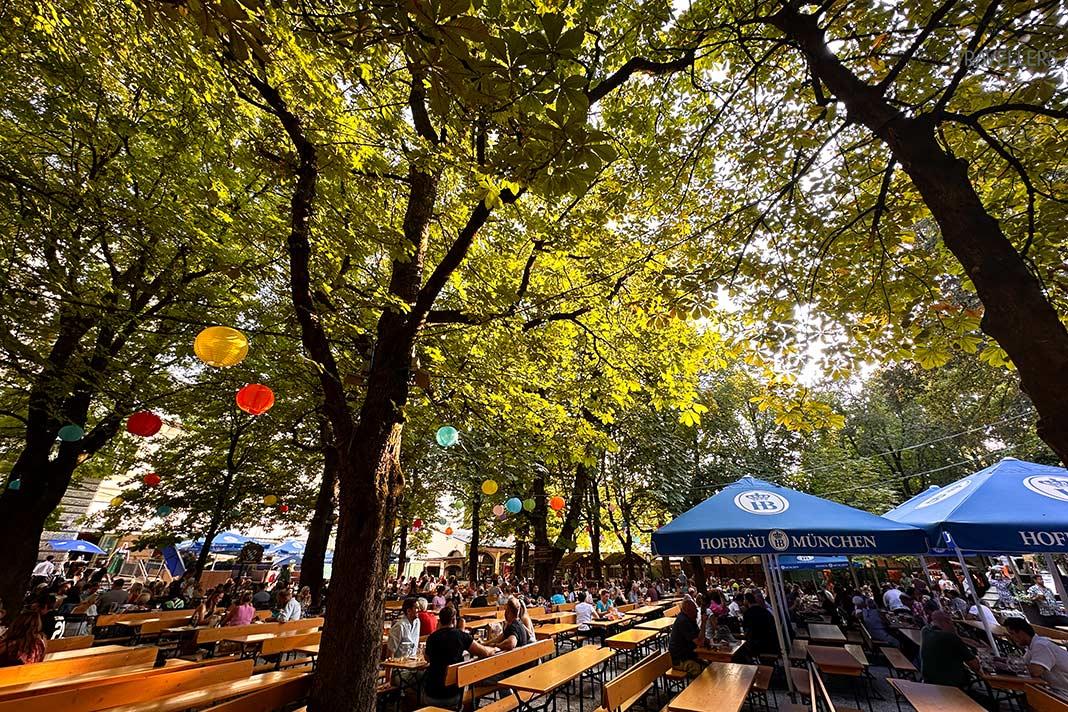 El biergarten en Hofbräukeller en Wiener Platz