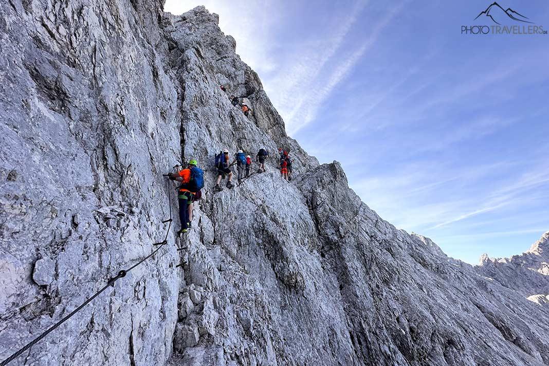 Plusieurs randonneurs sur la paroi raide en dessous du sommet de l'Alpspitze