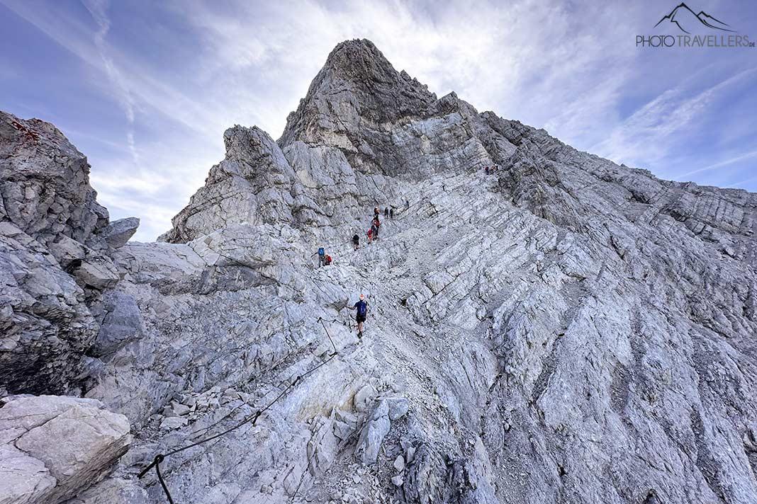 Randonneurs sur la longue section transversale sous le sommet de l'Alpspitze