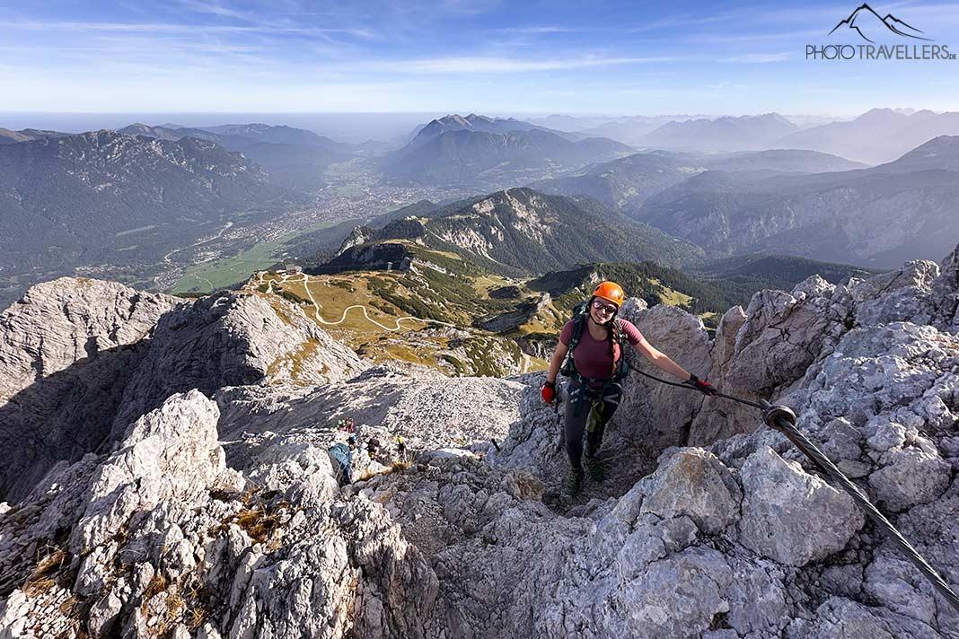 Blogueuse de voyages Biggi Bauer sur l'Alpspitz Ferrata avec un regard en arrière vers l'entrée