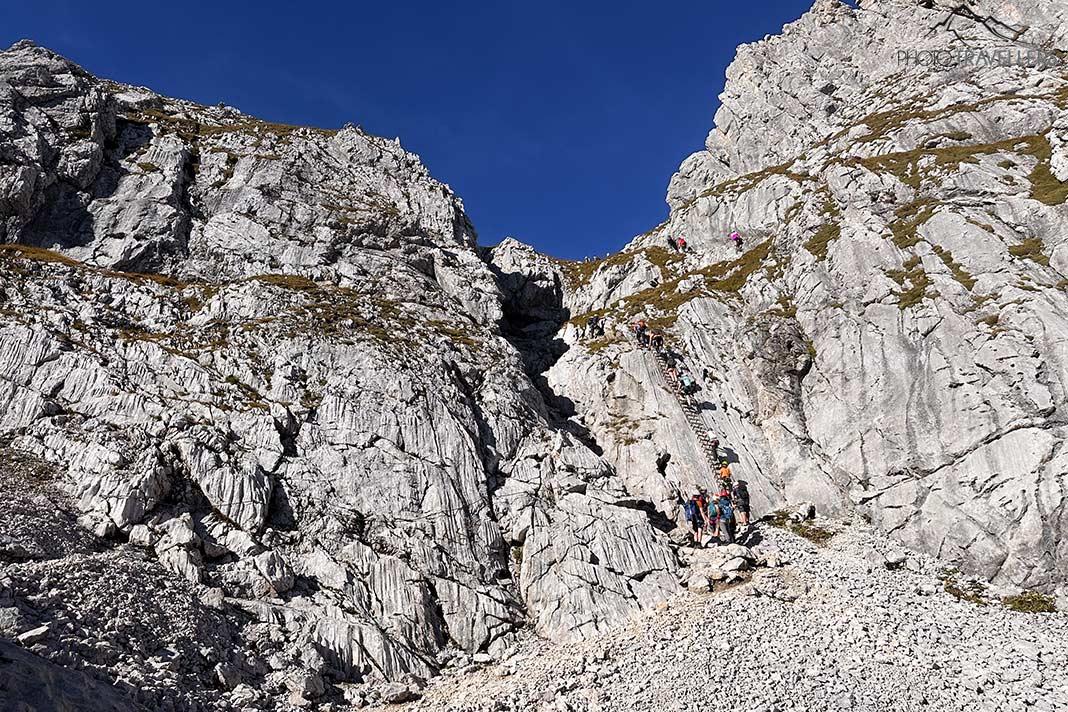 Randonneurs sur la via ferrata devant la célèbre paroi verticale en direction de l'Alpspitze