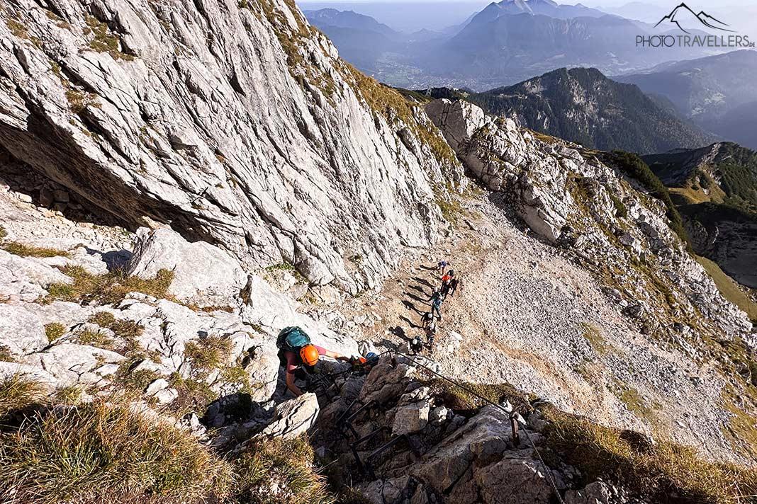 Blogueuse de voyages Biggi Bauer gravissant la première pente raide de l'Alpspitz Ferrata