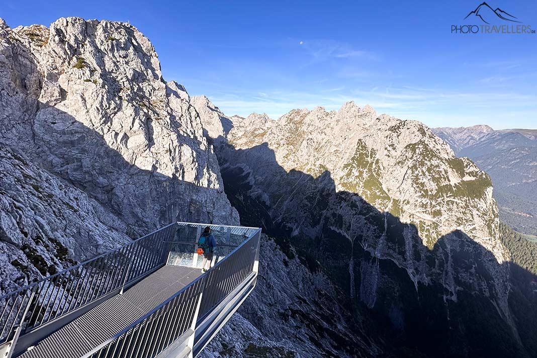 Blogueuse de voyages Biggi Bauer sur la plateforme d'observation Alpspix au sommet d'Osterfelderkopf
