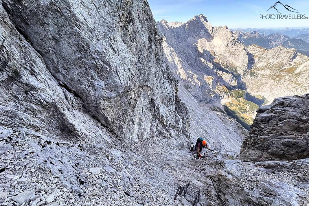 Blogueuse de voyages Biggi Bauer grimpant la pente avant le sommet de l'Alpspitze