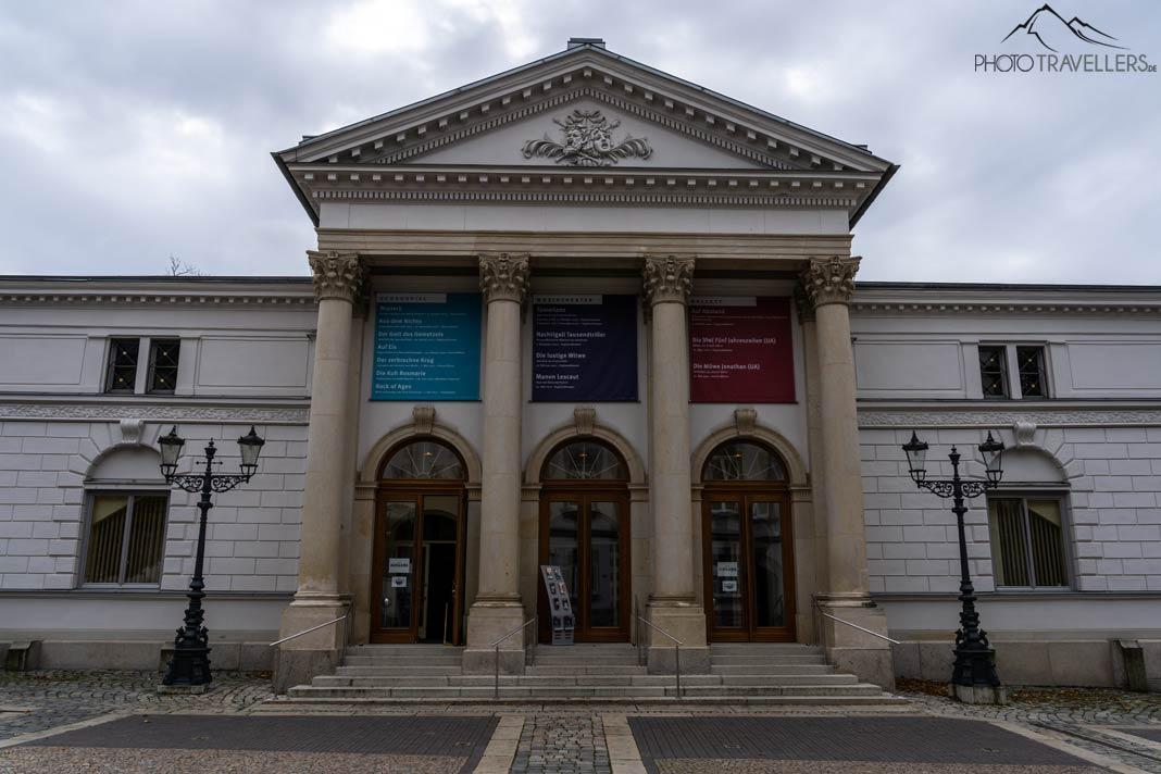 Le théâtre du Vogtland avec sa façade à colonnes à l'entrée