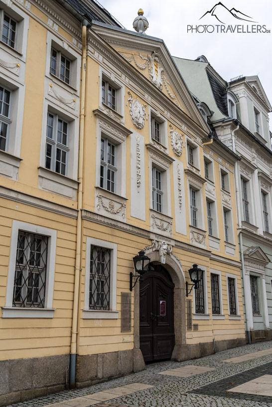 La magnifique façade du musée du Vogtland. Autrefois, il y avait des maisons d'habitation ici
