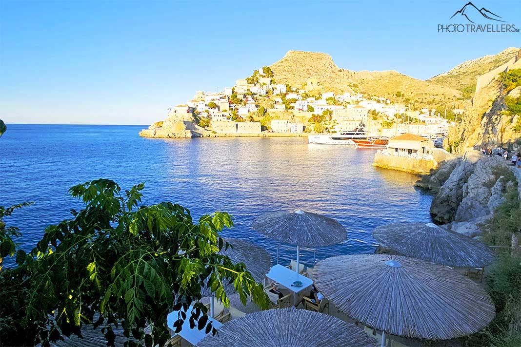 Vue depuis le bar Hydronetta sur la colline d'en face et l'entrée du port d'Hydra