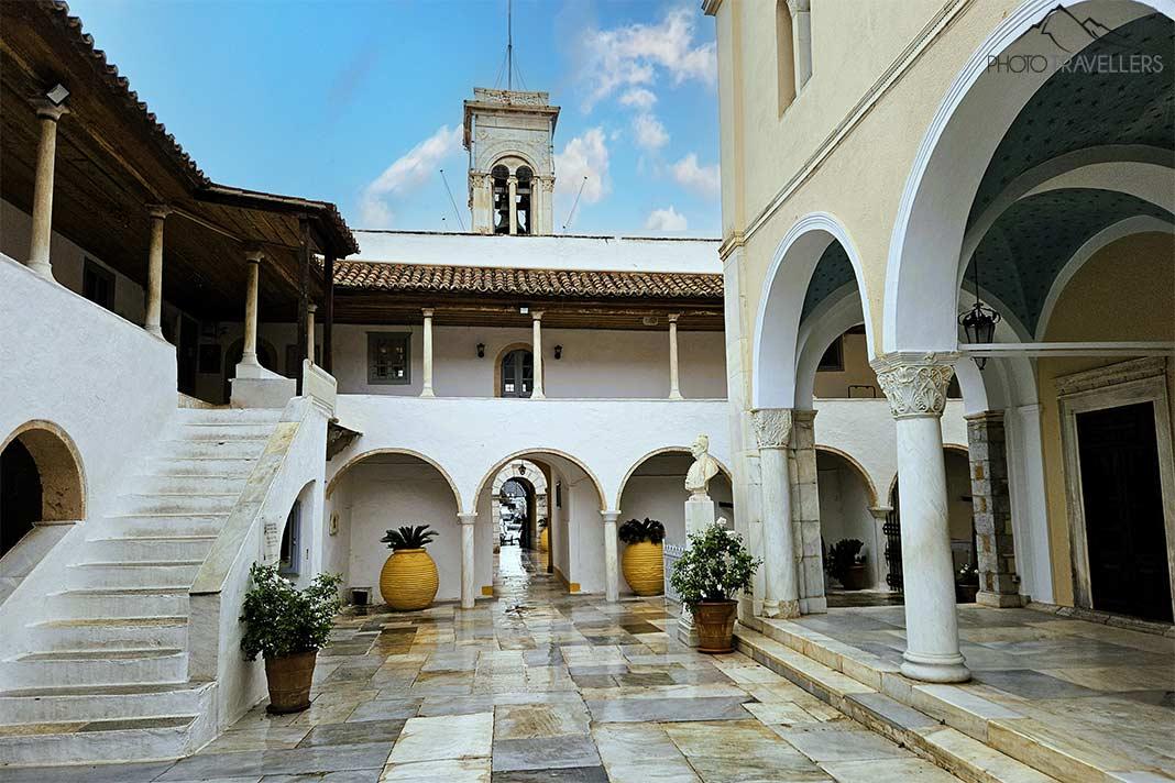 La cour du monastère de l'Assomption est ornée de superbes colonnes en marbre