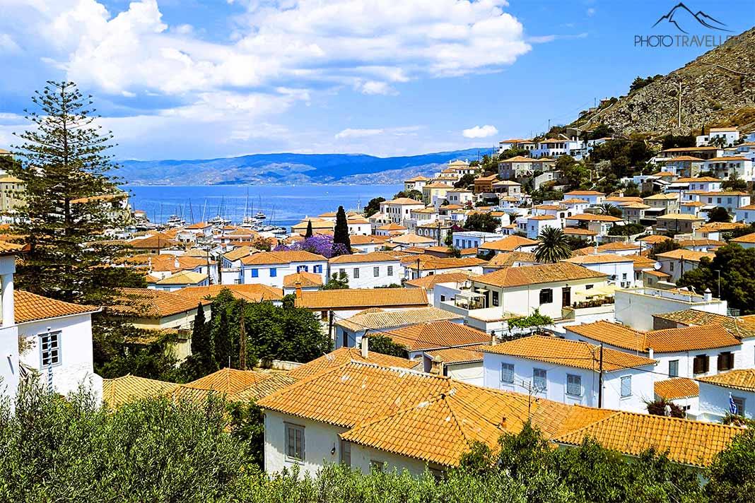 Vue sur les toits orange d'Hydra et le port