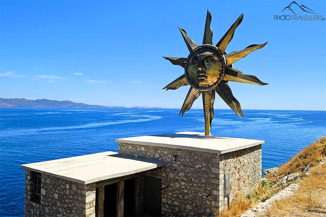 Une sculpture de soleil rotative tourne sur le toit de l'ancien abattoir surplombant les falaises