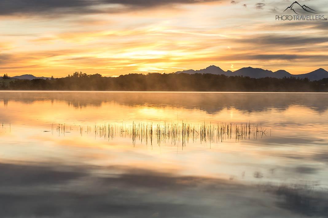 Un colorido amanecer en el lago Staffelsee