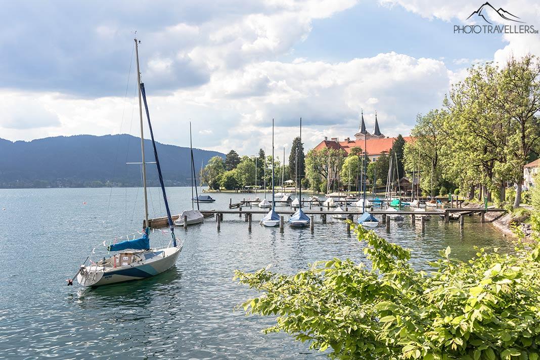Varios veleros en la orilla del lago Tegernsee