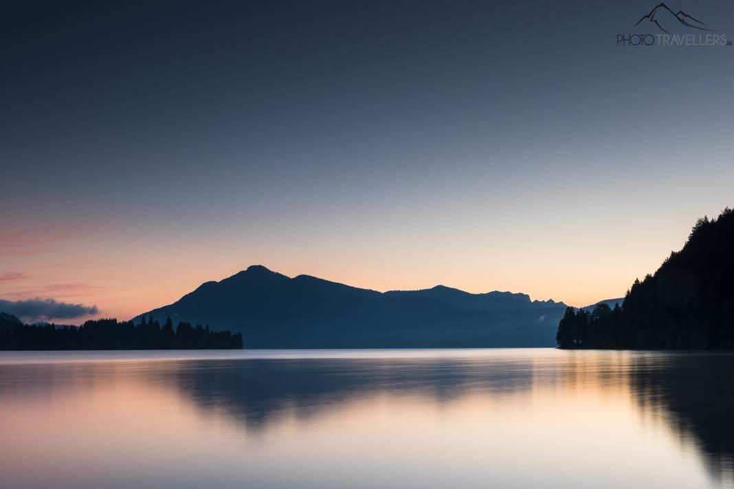 Un hermoso amanecer en el lago Walchensee