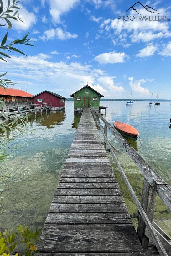 Coloridas casas de botes en Schondorf en el Ammersee