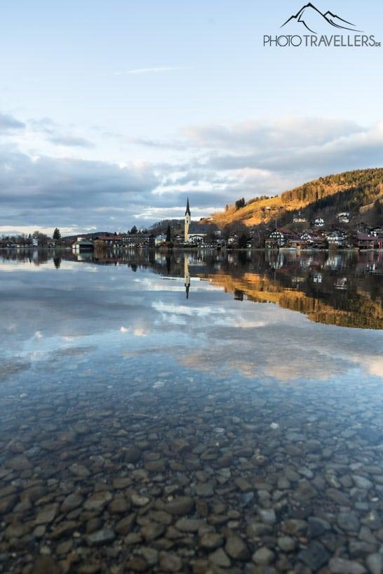 La vista del lago Schliersee en la luz del atardecer