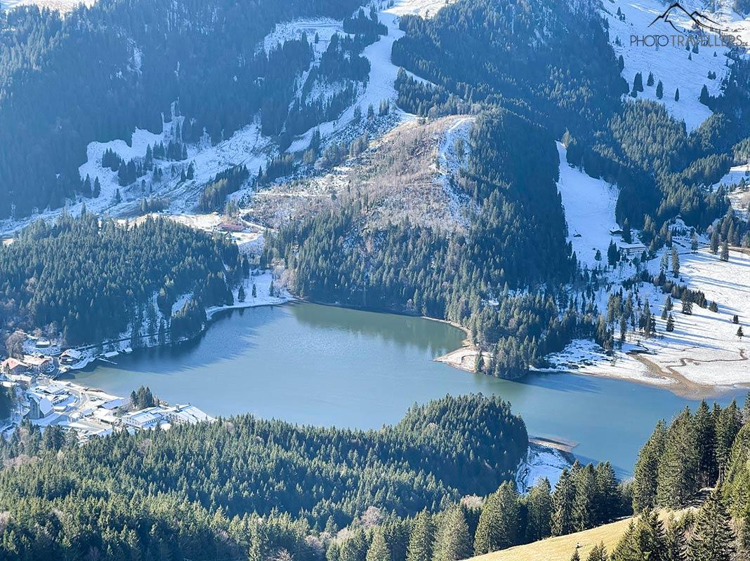 La vista del Spitzingsee en invierno desde arriba