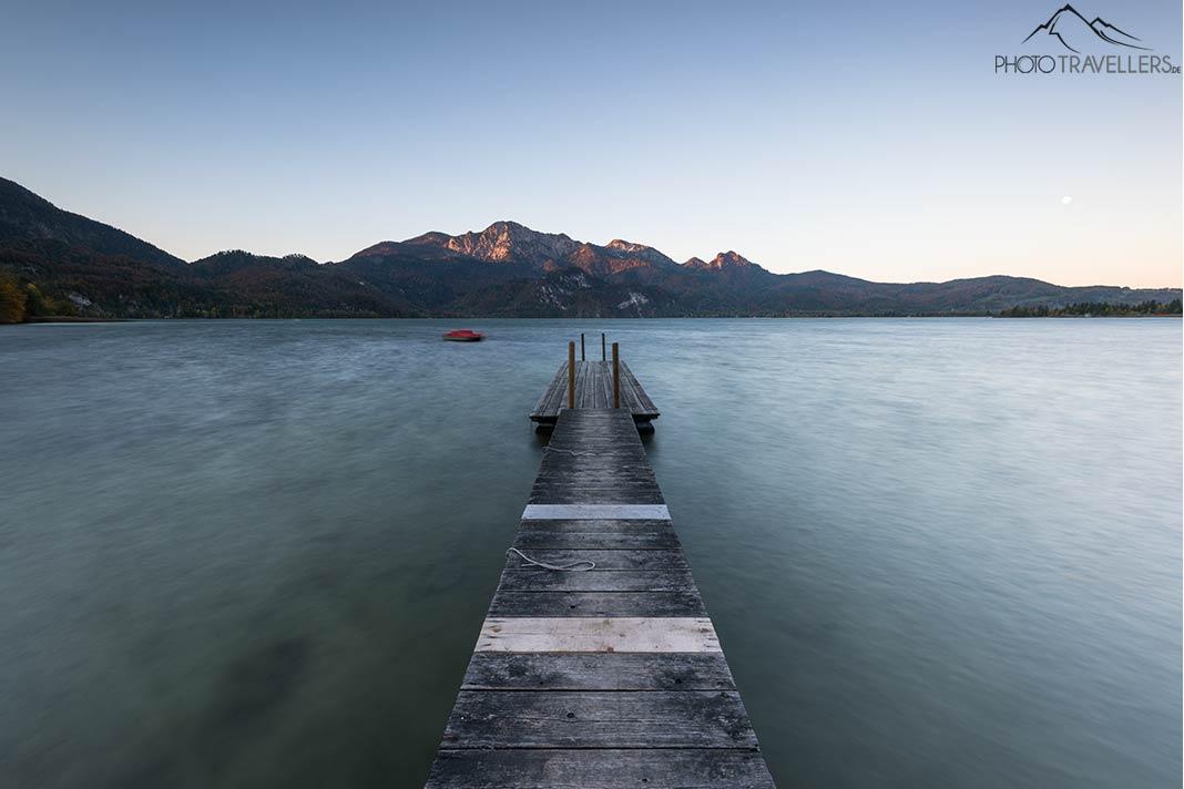 Un muelle en el lago Kochel con luz de mañana