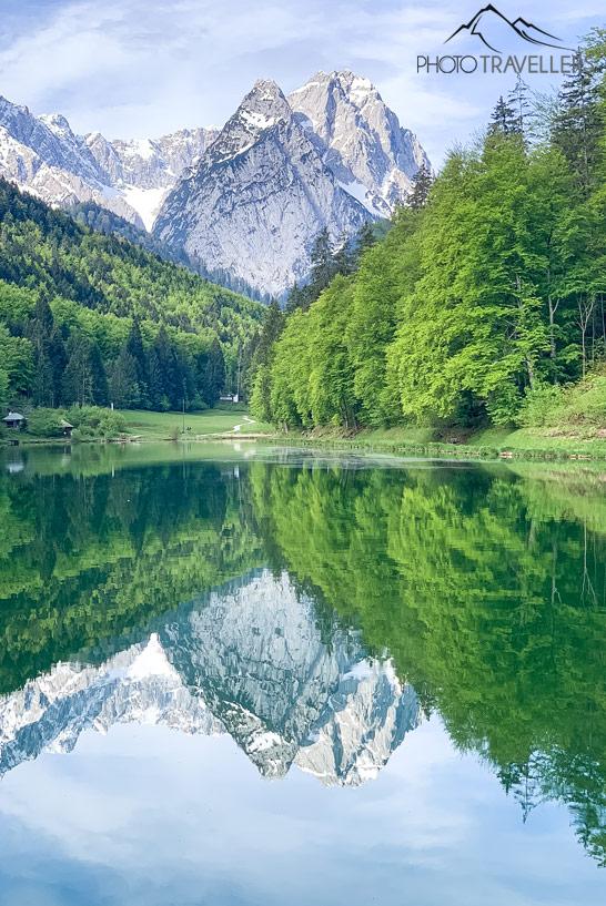 La vista sobre el lago Rießersee con las montañas de fondo
