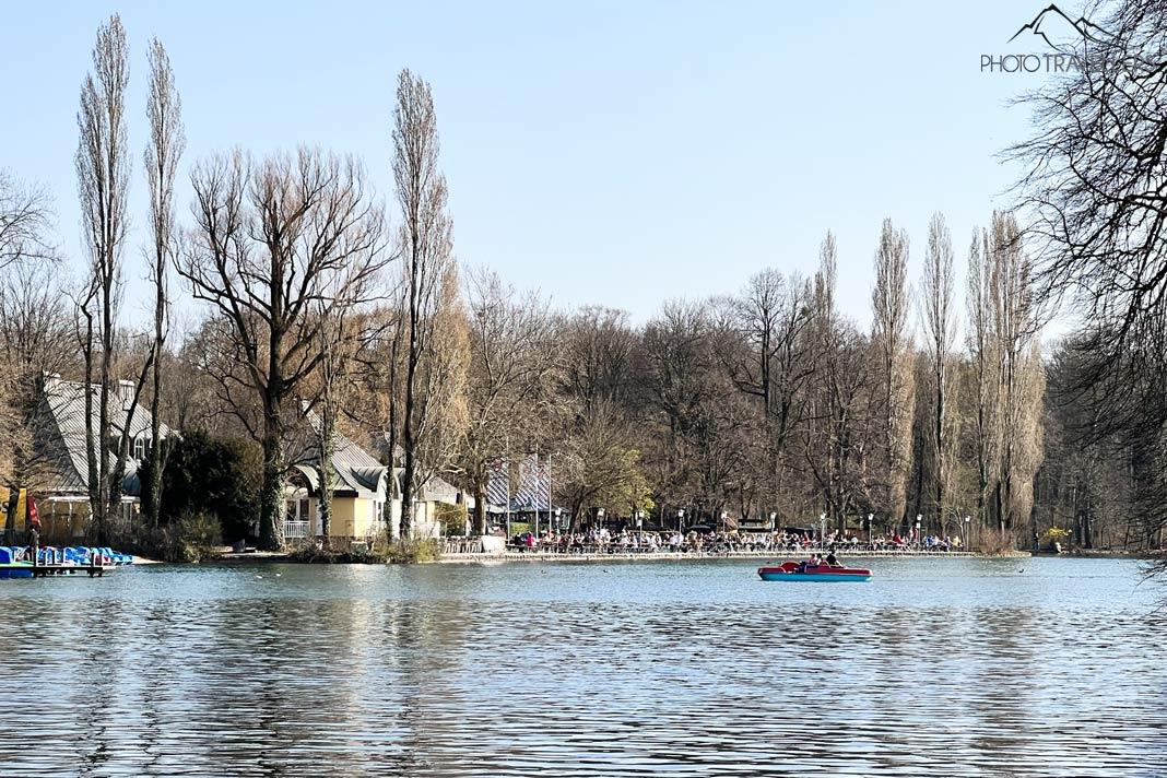 Un bote en el lago Kleinhesseloher en el Jardín Inglés de Múnich