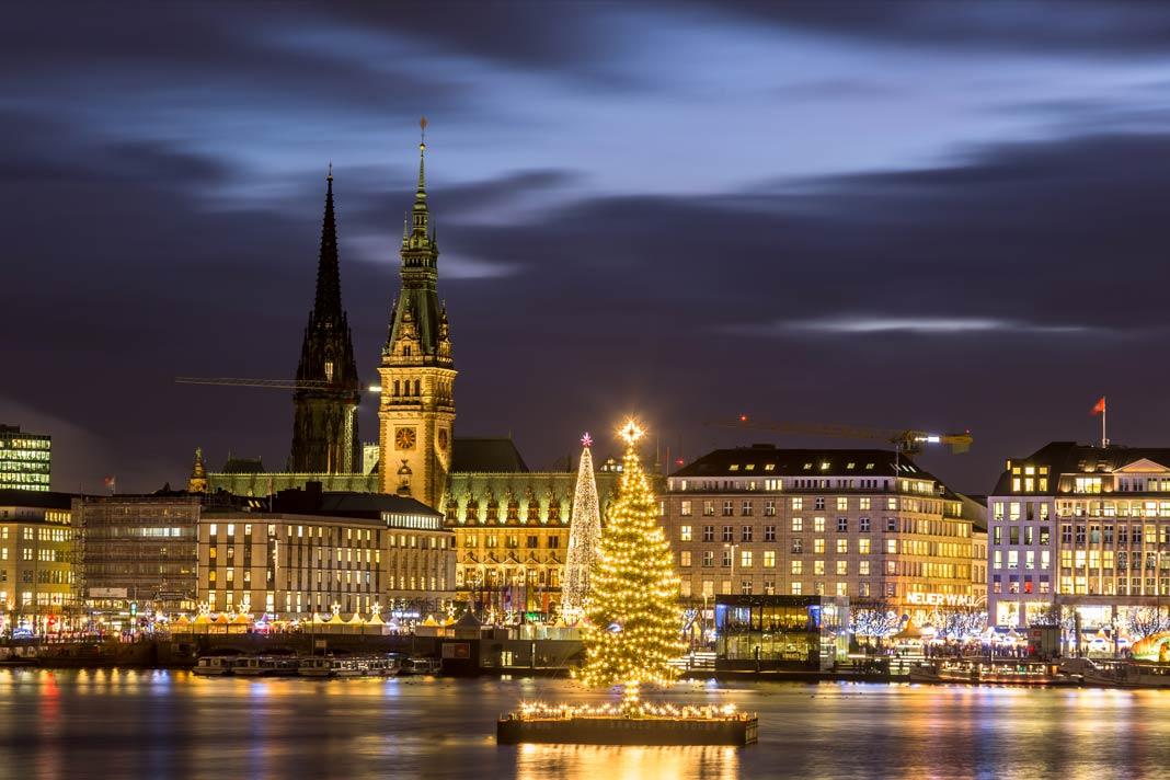 Vue sur le centre-ville illuminé à Noël à Hambourg