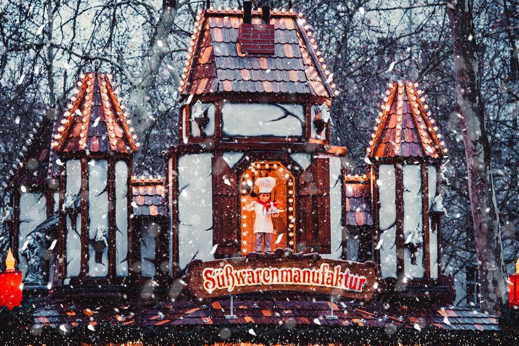 Vue sur la fabrique de sucre sur un marché de Noël de Hambourg dans le centre-ville
