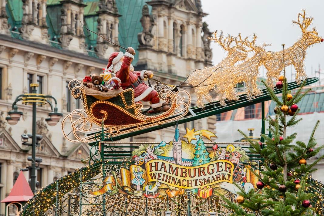 Le Père Noël volant dans son traîneau au marché de Noël de Hambourg