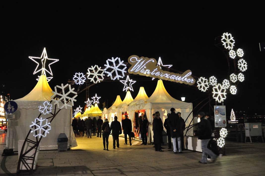 Vue sur des tentes pagodes blanches sur un marché de Noël à Hambourg