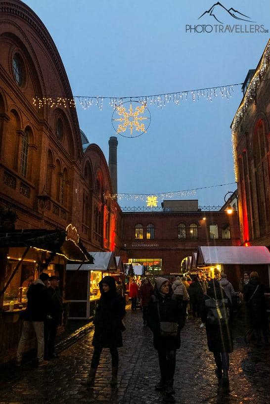 Vista de muros iluminados con luces navideñas de la Kulturbrauerei en Berlín