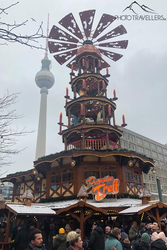 Vista de la pirámide navideña y la Torre de Televisión de Berlín en Alexanderplatz