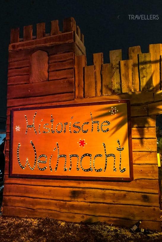Una casita medieval en el mercado navideño en el terreno RAW de Berlín