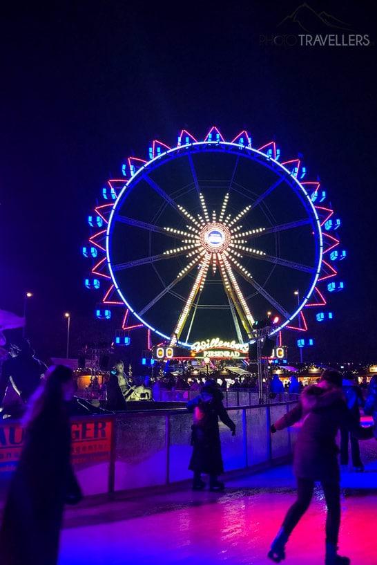 Vista de la noria en el mercado navideño frente al Ayuntamiento Rojo de Berlín por la noche